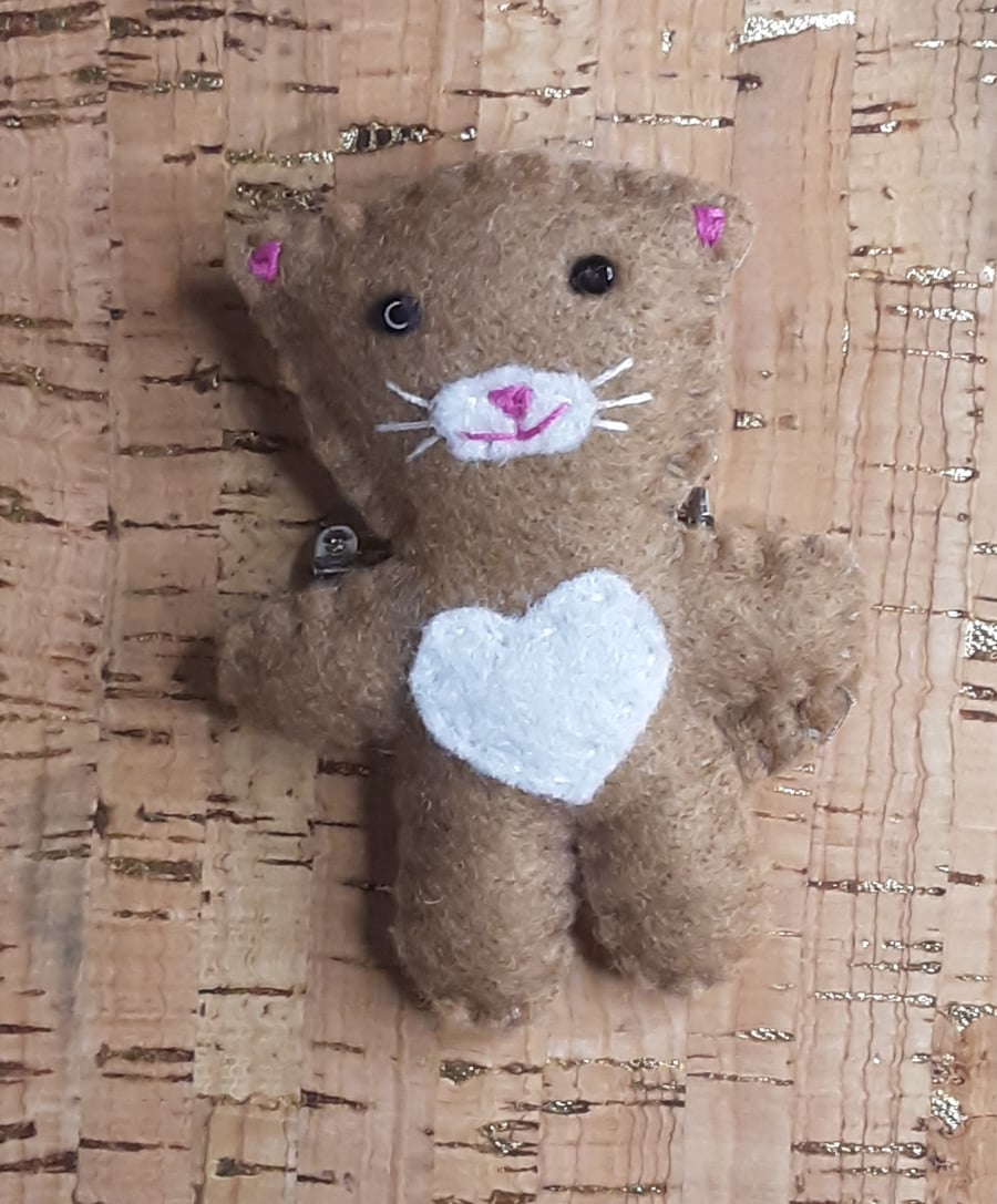Cat Mid-Brown & White Felt Brooch.