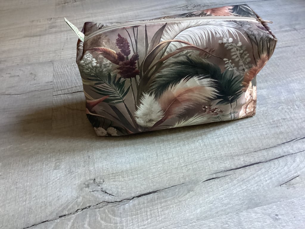 Box pouch, makeup bag, water repellant, pampas grass