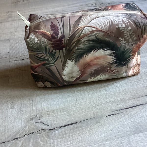 Box pouch, makeup bag, water repellant, pampas grass