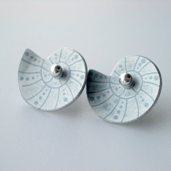 Shell studs in grey and silver