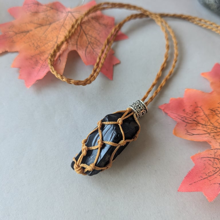 Macrame necklace with jet 