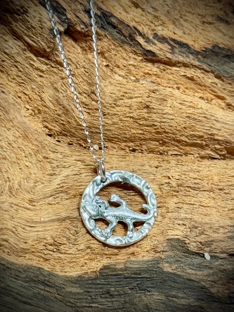 Silver gecko lizard pendant 
