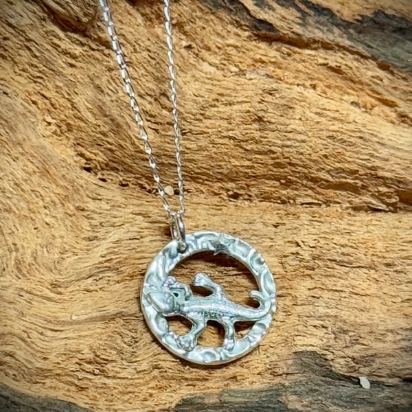 Silver gecko lizard pendant 