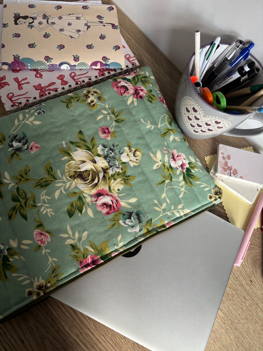 Quilted zipped laptop case