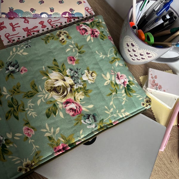 Quilted zipped laptop case