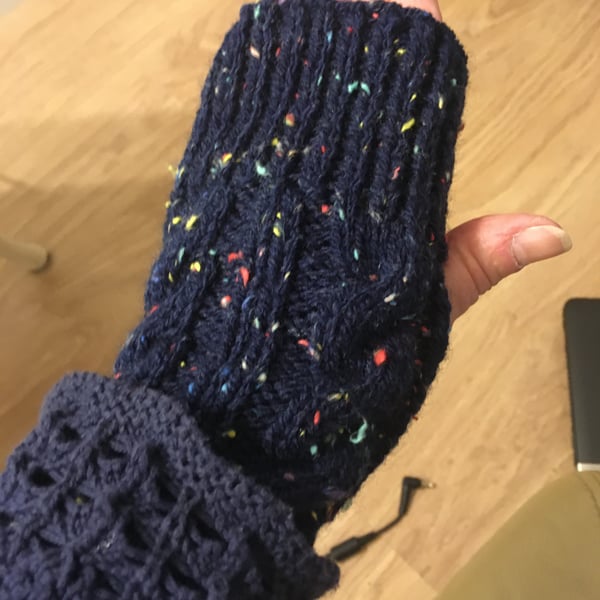 HAND KNITTED WRIST WARMERS - NAVY FLECK
