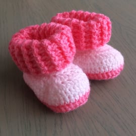 Gorgeous crocheted baby booties 