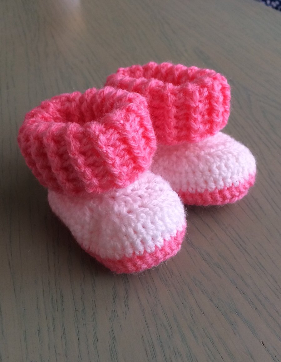 Gorgeous crocheted baby booties 