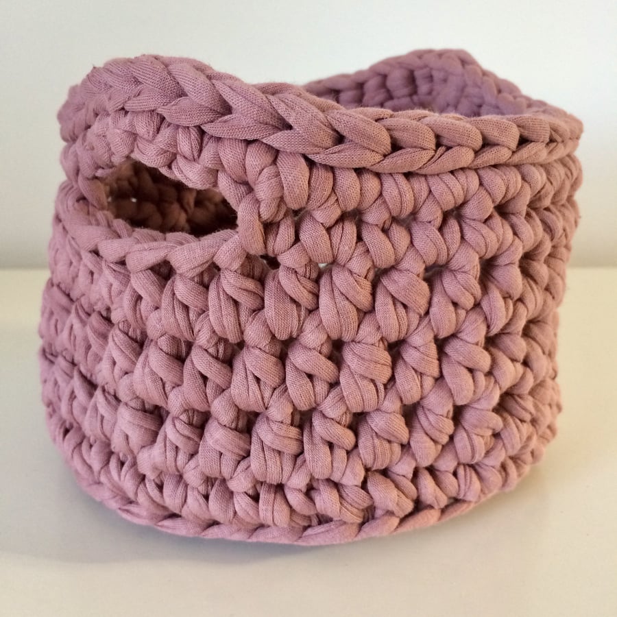 Crochet basket - blush pink 
