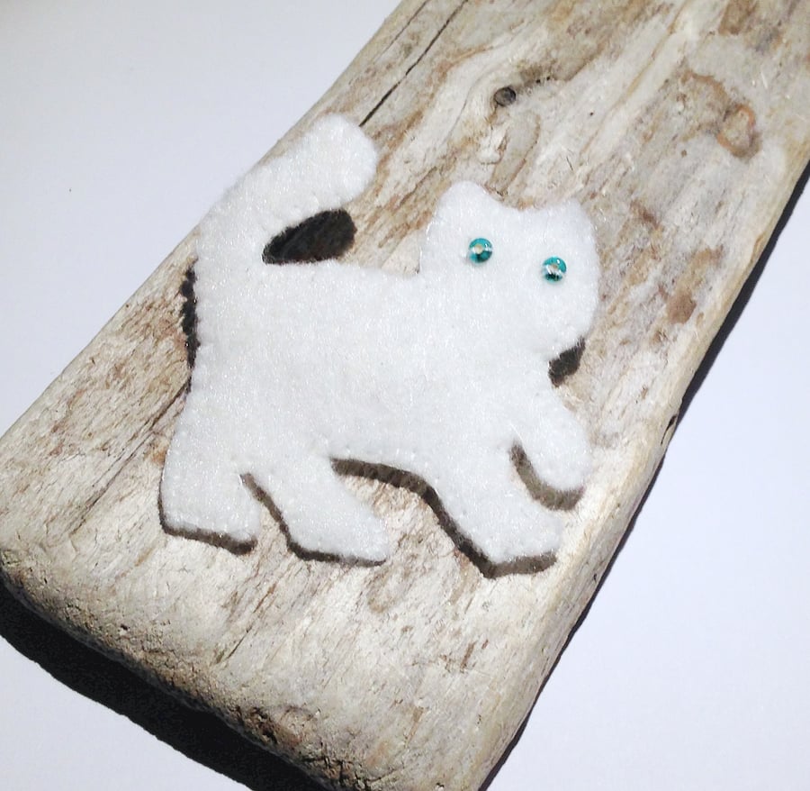 Snowy White Cat Felt Brooch - UK Free Post