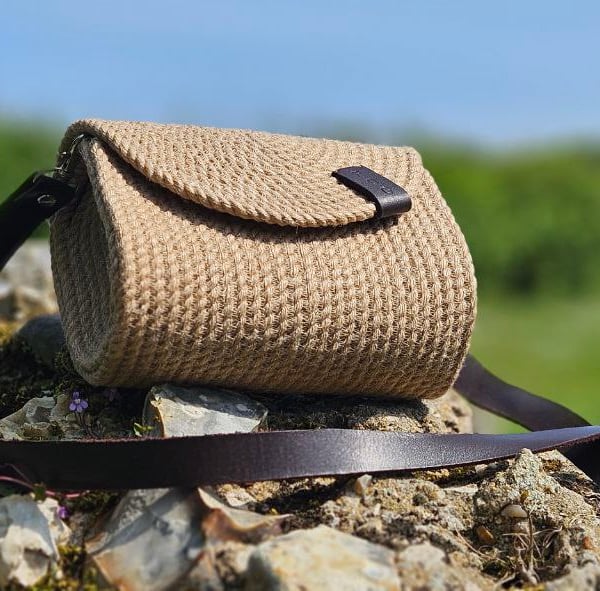 compact shoulder bag, handmade of jute cord, leather handle