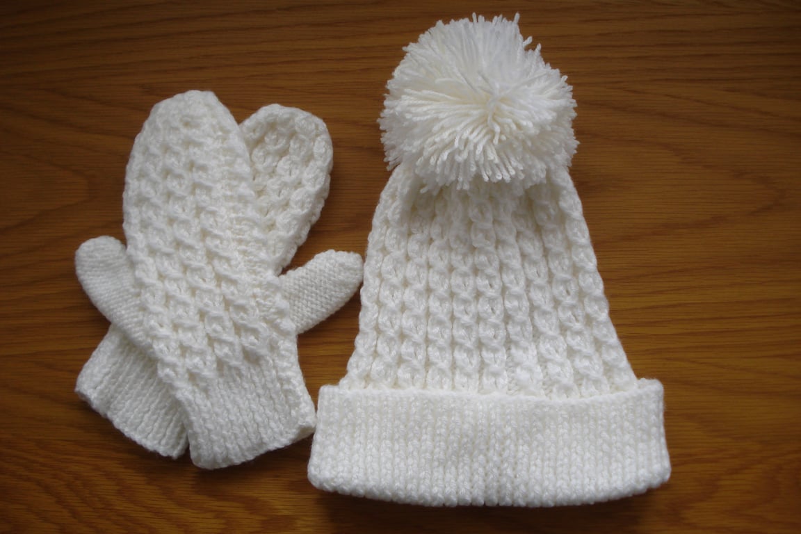 Set Of White Hat And Mittens With Cable Pattern And Bobble (R391W)