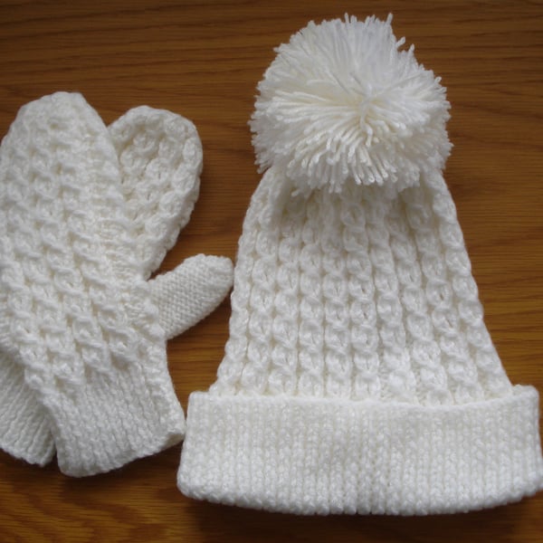 Set Of White Hat And Mittens With Cable Pattern And Bobble (R391W)
