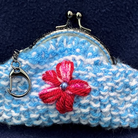 Vintage Style purse with a gun metal click shut clasp and clip