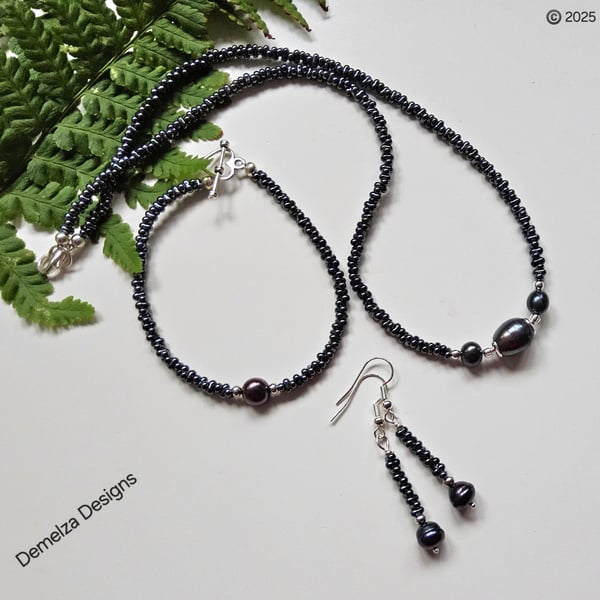 Minimalistic Freshwater Peacock Pearl & Gunmetal Grey Seed Bead Jewellery Set
