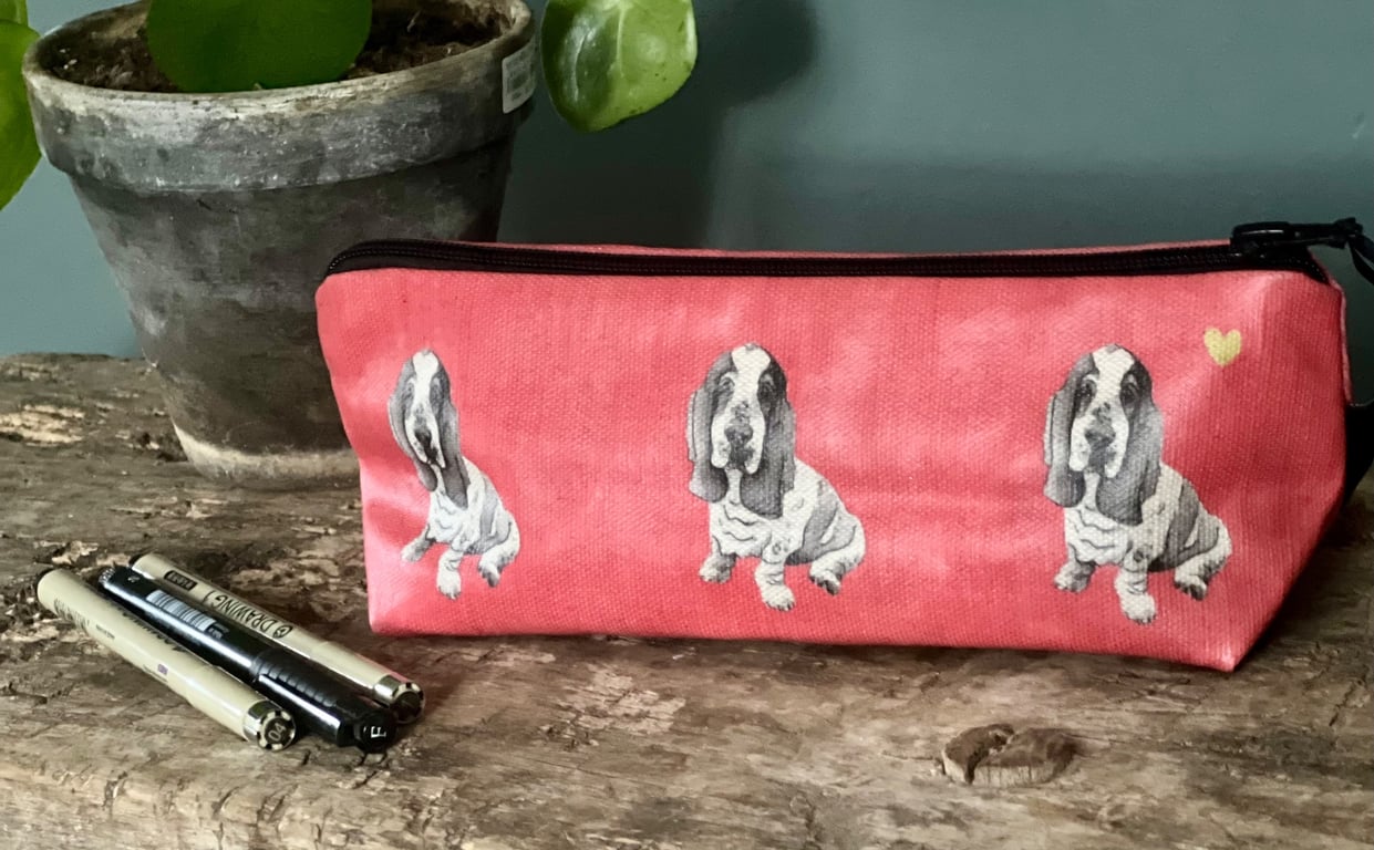 Basset hound oilcloth pouch 