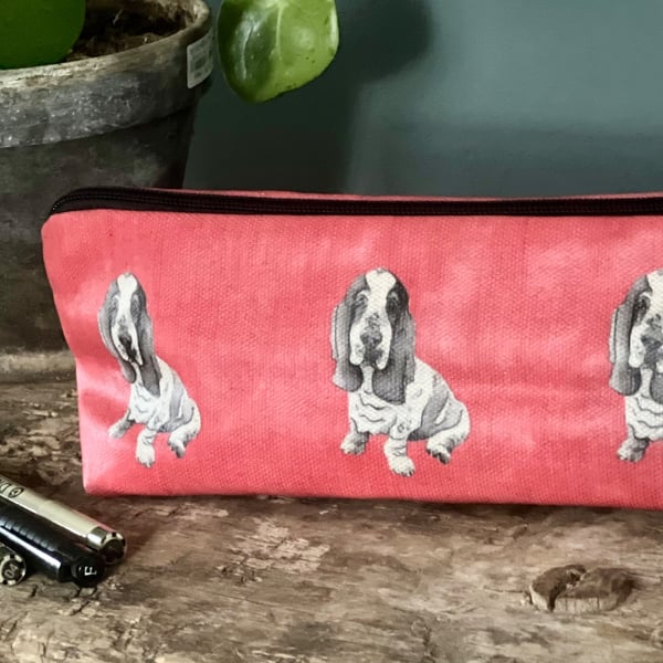Basset hound oilcloth pouch 
