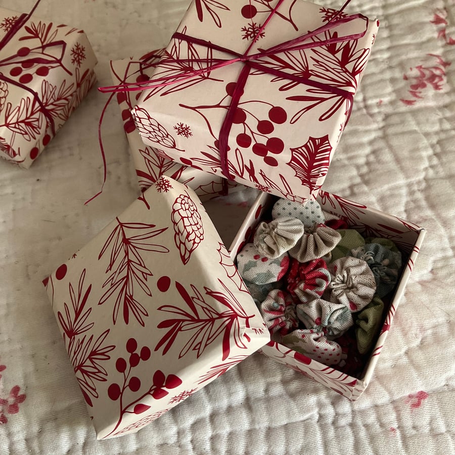 Tiny Box with Tilda mini Suffolk puffs