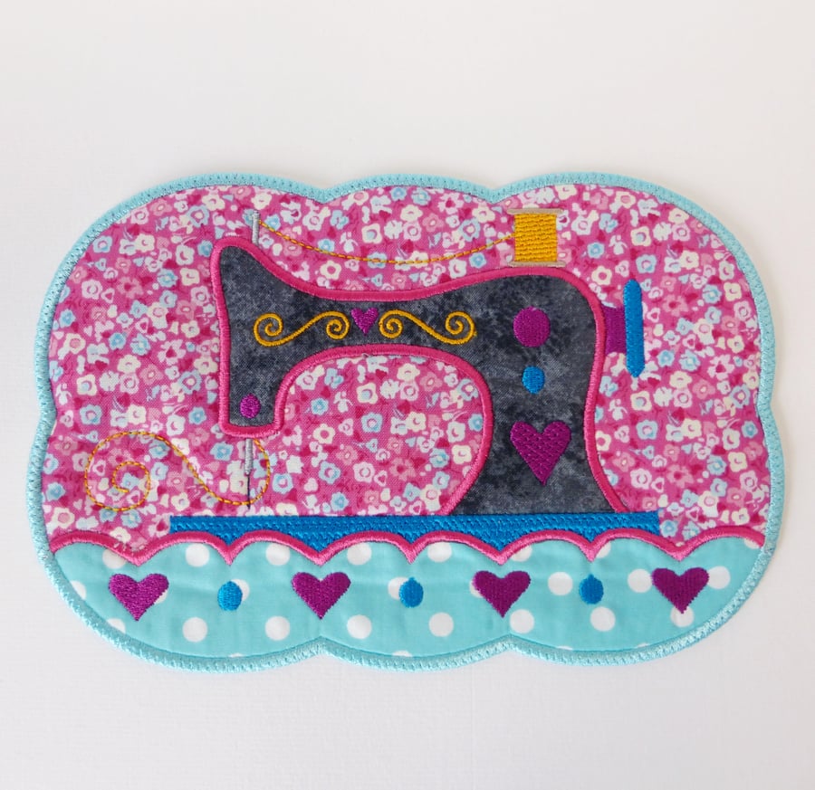 Sewing machine mug rug