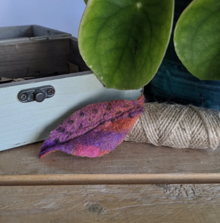 Felted leaf brooch : purple, spotty pink and orange