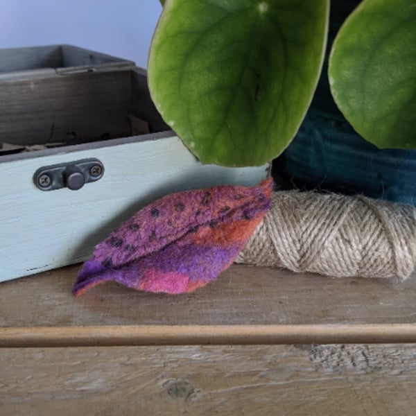 Felted leaf brooch : purple, spotty pink and orange
