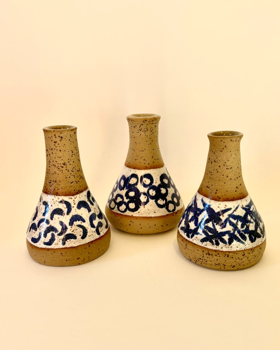 BLUE AND WHITE STONEWARE CERAMIC BUD VASE