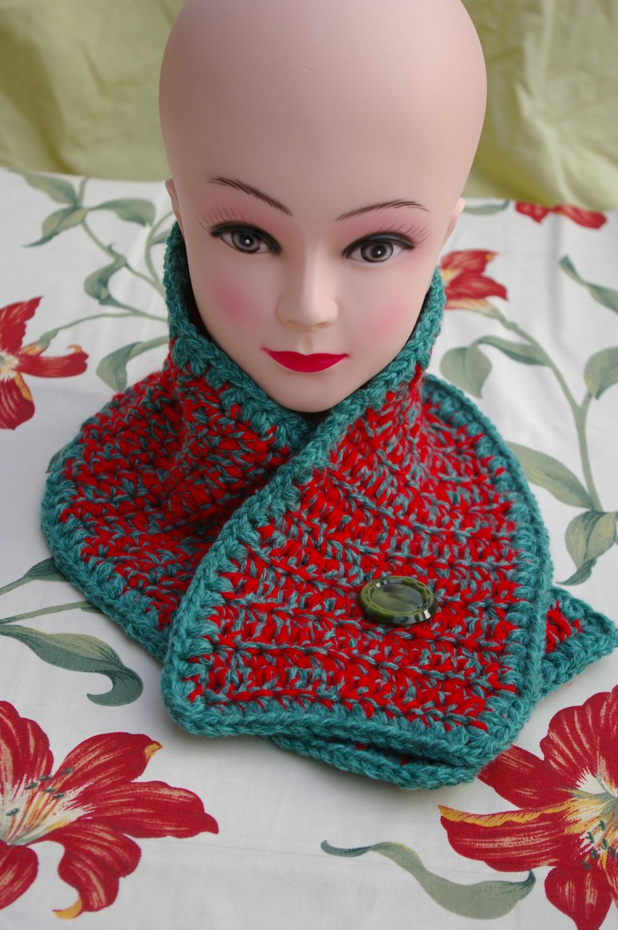 Scarf neck warmer crocheted in red and green