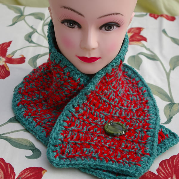 Scarf neck warmer crocheted in red and green