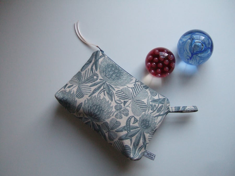  Make up bag, with an all over clover design, in a lino print effect.