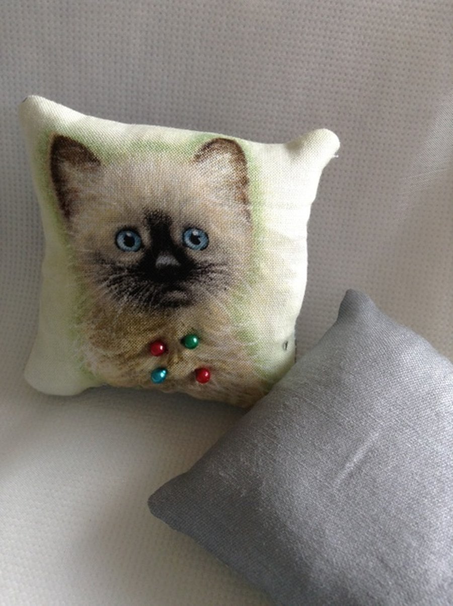 Kitten face pin cushion 