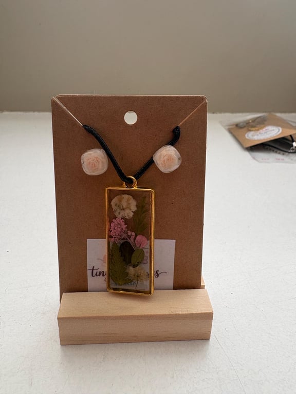 Real Dried Flower Resin Necklace Earrings Set, Botanical Pendant, Gold Tone