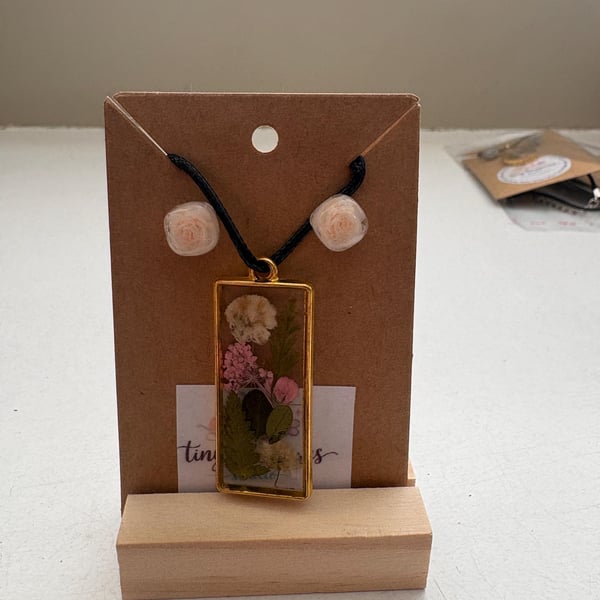 Real Dried Flower Resin Necklace Earrings Set, Botanical Pendant, Gold Tone