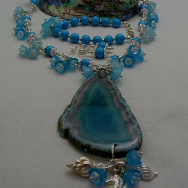 Blue Flower and Agate Slice Jewellery Set