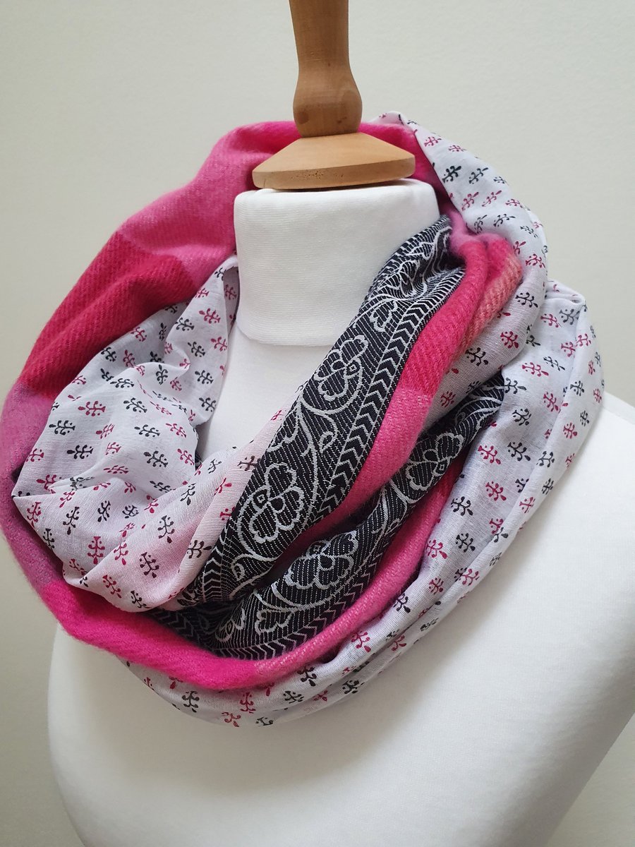 Sari blended silk and tweed double sided infinity scarf - snood. Bright pink, da