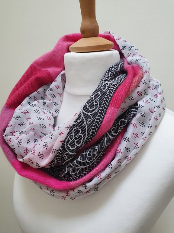 Sari blended silk and tweed double sided infinity scarf - snood. Bright pink, da