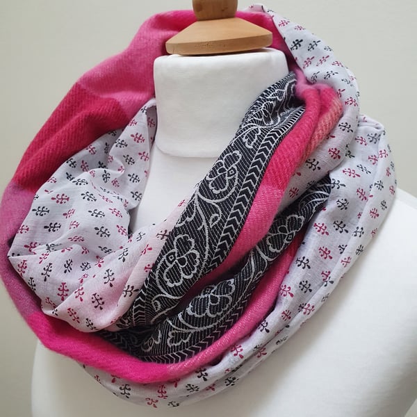 Sari blended silk and tweed double sided infinity scarf - snood. Bright pink, da
