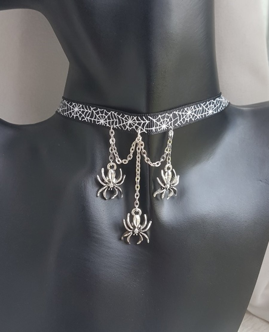 Spooky Spiderweb Triple Spider Choker Necklace - 12 inch