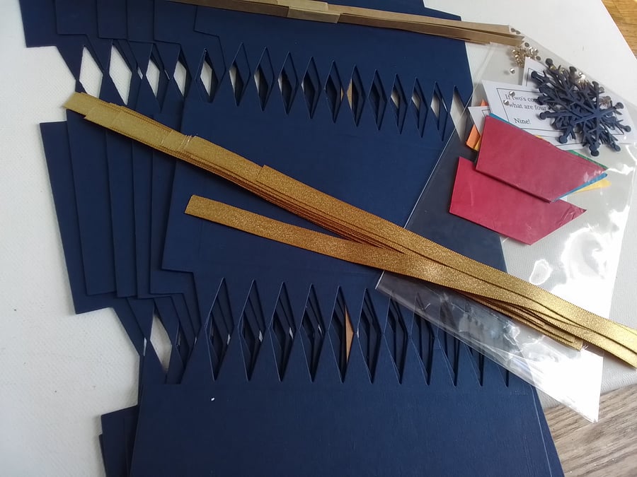 Christmas cracker kit to make at home. Navy & gold. CC906