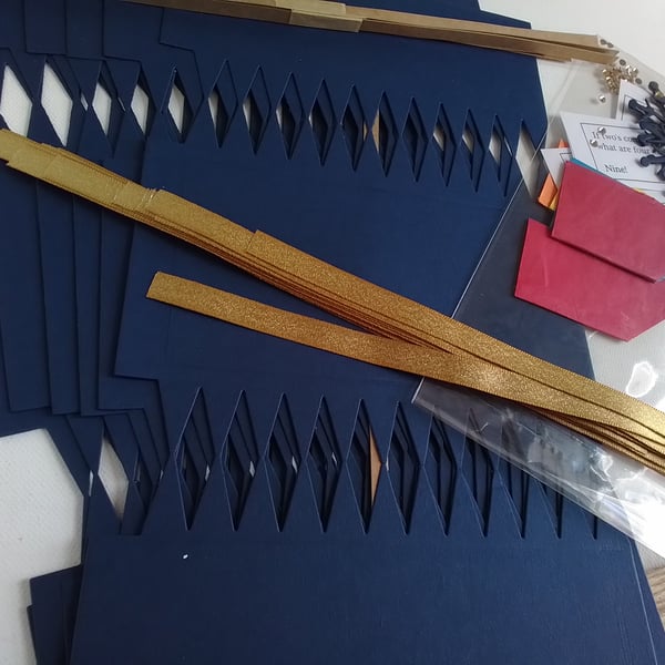 Christmas cracker kit to make at home. Navy & gold. CC906