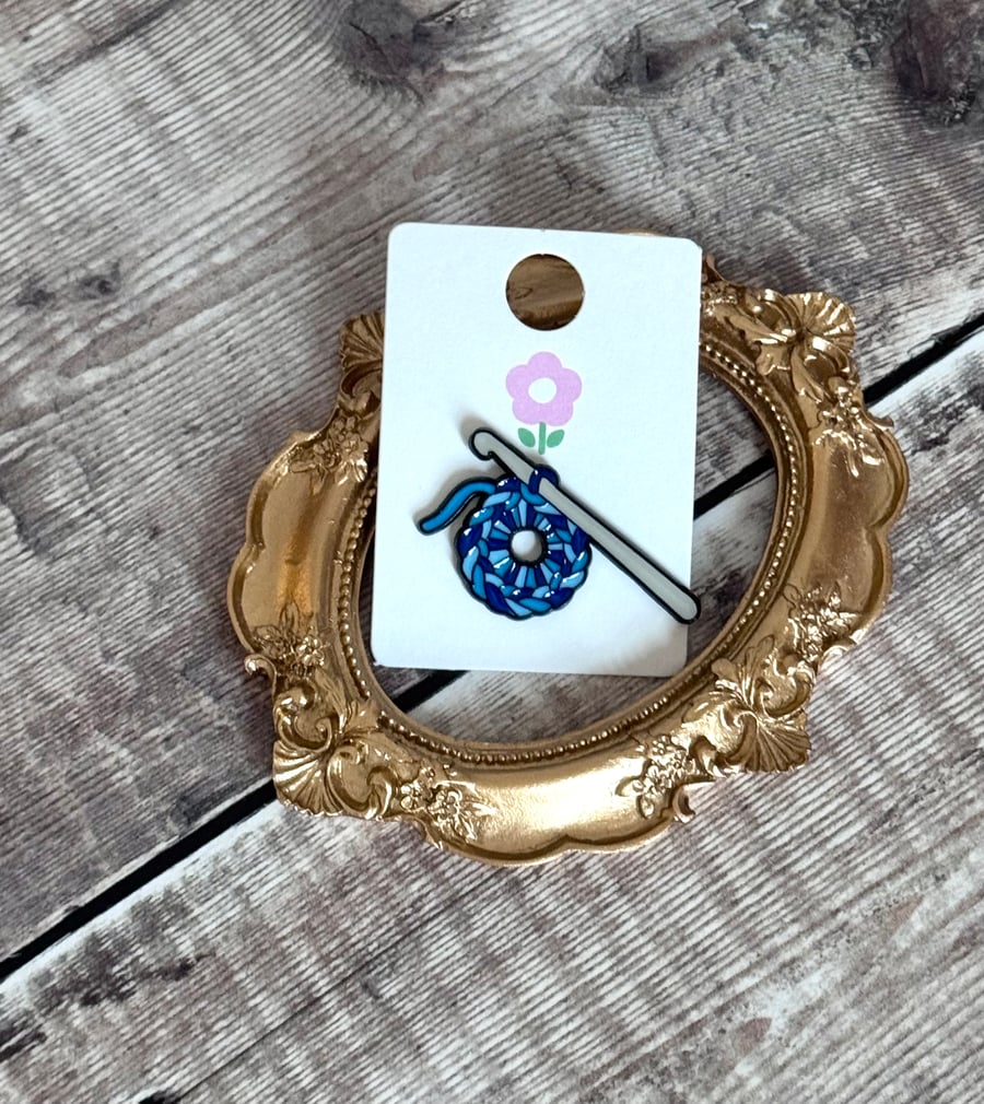 Crochet pin brooch 