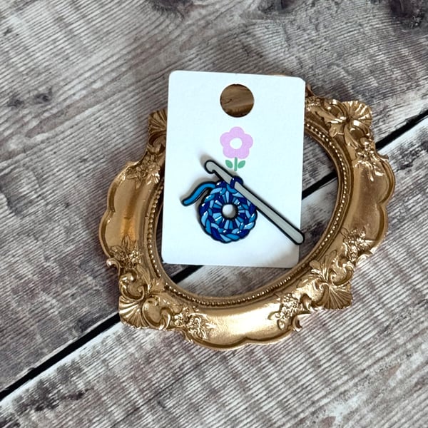 Crochet pin brooch 