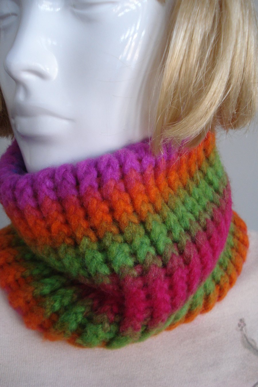 Neck Warmer Knitted With 28% Merino Wool In Pink, Green And Orange (R259)