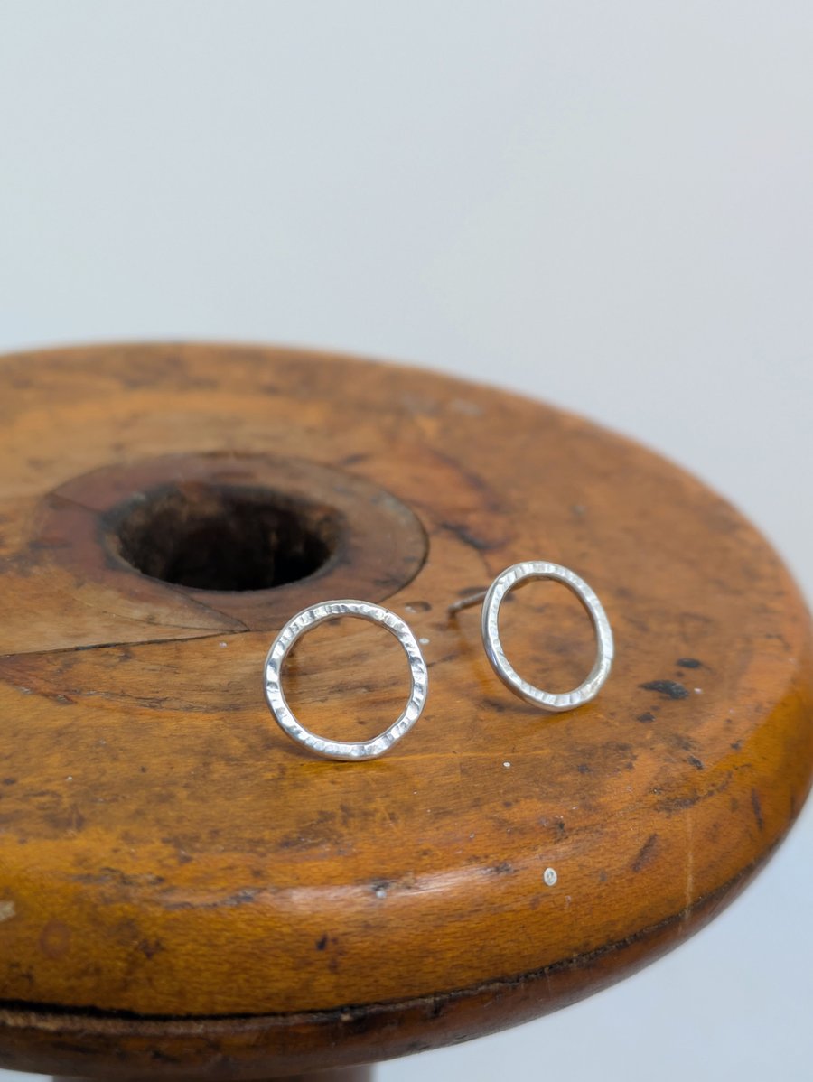 Mini hammered circle studs 
