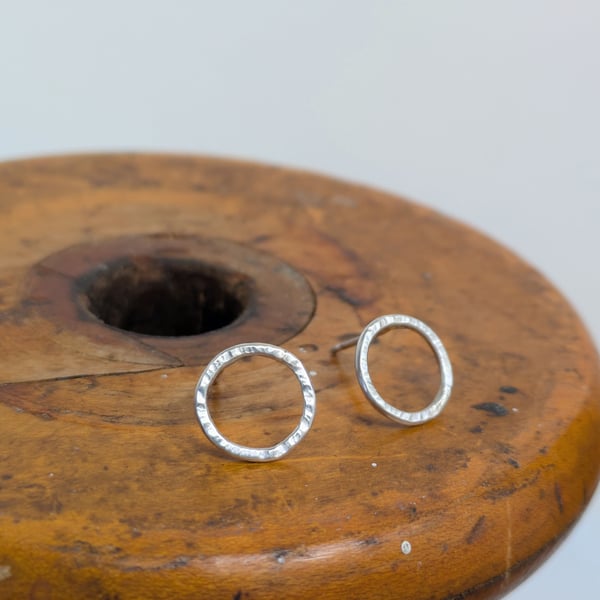 Mini hammered circle studs 