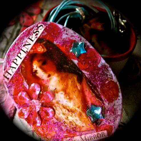 ART PENDANT AND PRETTY BOX