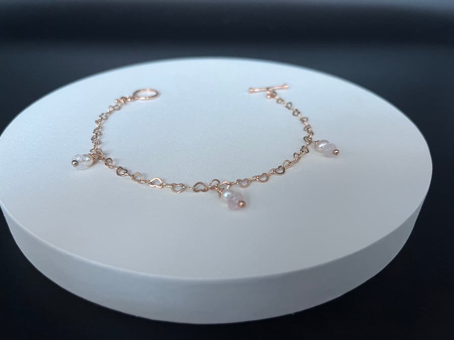 Rose gold plated 925 bracelet featuring pearls and rose quartz 
