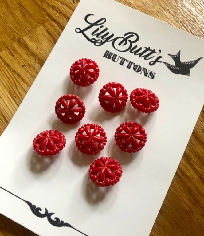 8 Vintage Red Flower Buttons - 20mm