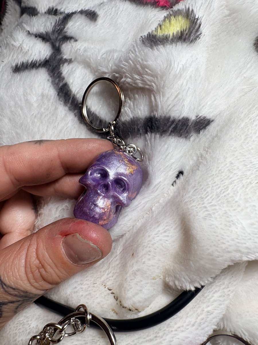 Resin skull keyring 