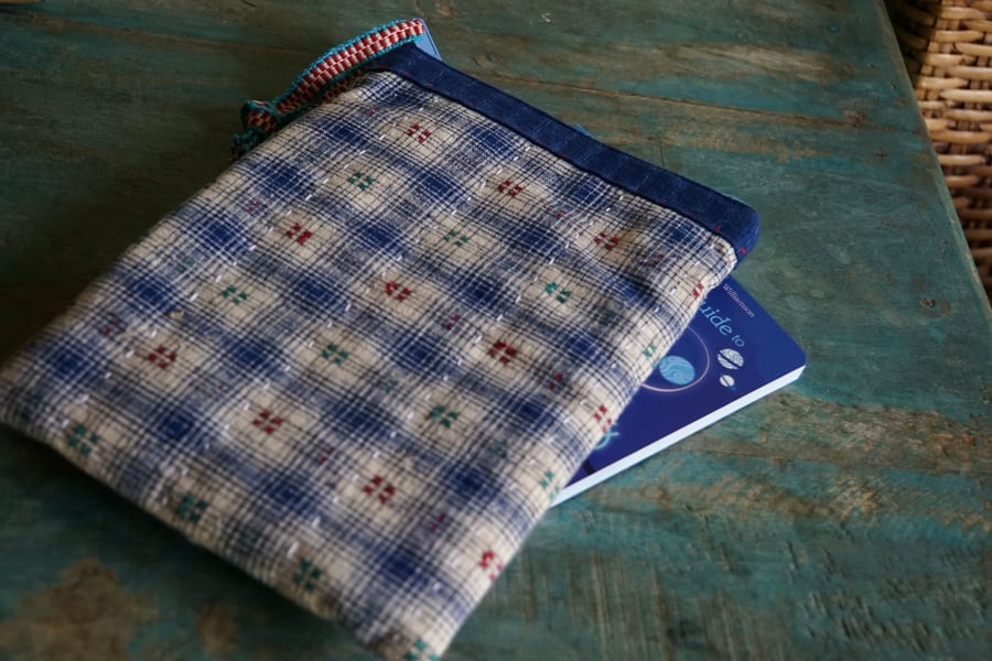 Zipper Book Sleeve Fabric Kindle Pouch – Padded Kindle Cover in Vintage Fabric