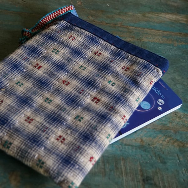 Zipper Book Sleeve Fabric Kindle Pouch – Padded Kindle Cover in Vintage Fabric